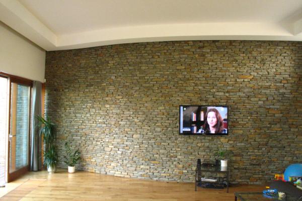 ściana telewizyjna z łupka gnejsowego 1-4 cm