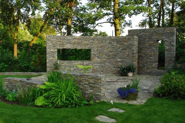 Ściany z kamienia w ogrodzie 