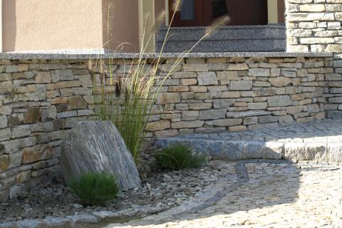 kamień elewacyjny cięty przy tarasie gnejs