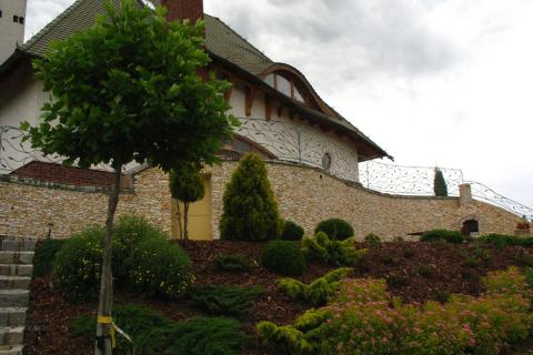 widok na dom z kamienną elewacją