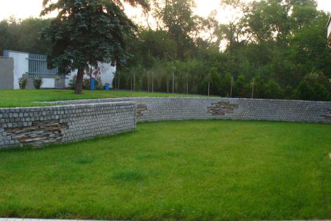 mury oporowe w ogrodzie z granitu