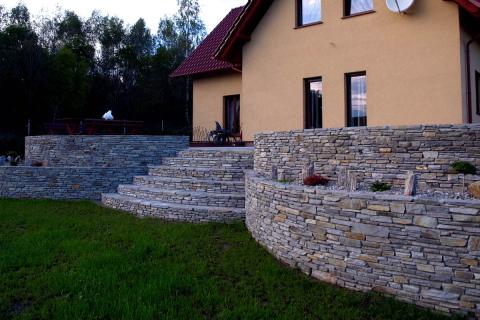 mury z kamienia naturalnego przy tarasie
